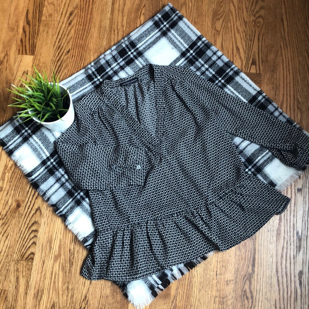 Black and white ruffle hem top. Size small.